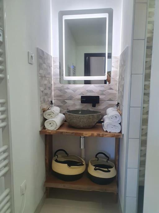 -Garrigue- Face A La Cite Medievale Studio Terrasse Classe 4☆ การ์กาซอน ภายนอก รูปภาพ